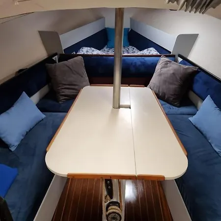 Num Veleiro Em Botel Lisbon