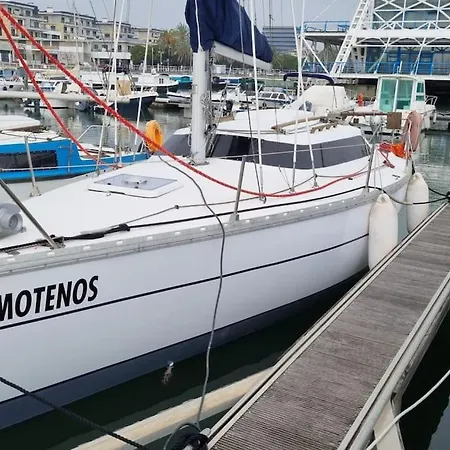 بوتيل Num Veleiro Em Lisboa