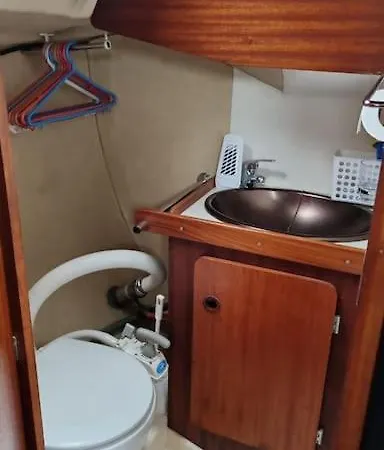 Num Veleiro Em Lisboa